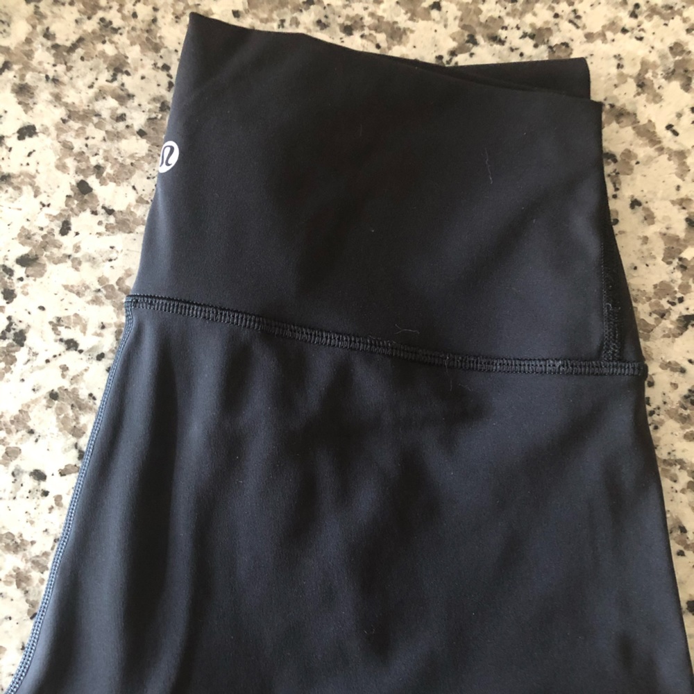 lululemon Sz 8 Wunder Under Black EUC Beauties